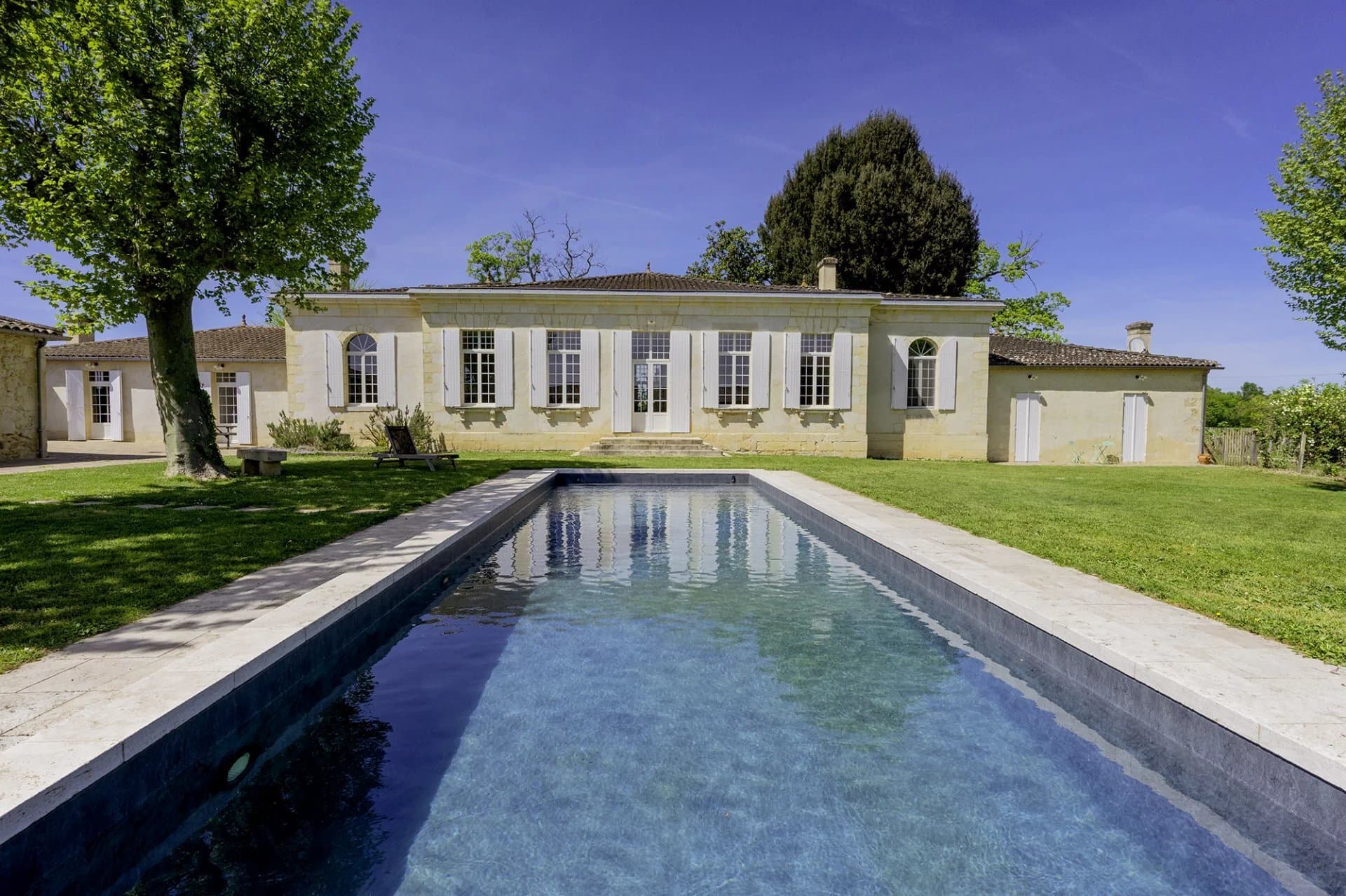 Exceptional 18th Century Château With Vineyard And Versatile Estate
