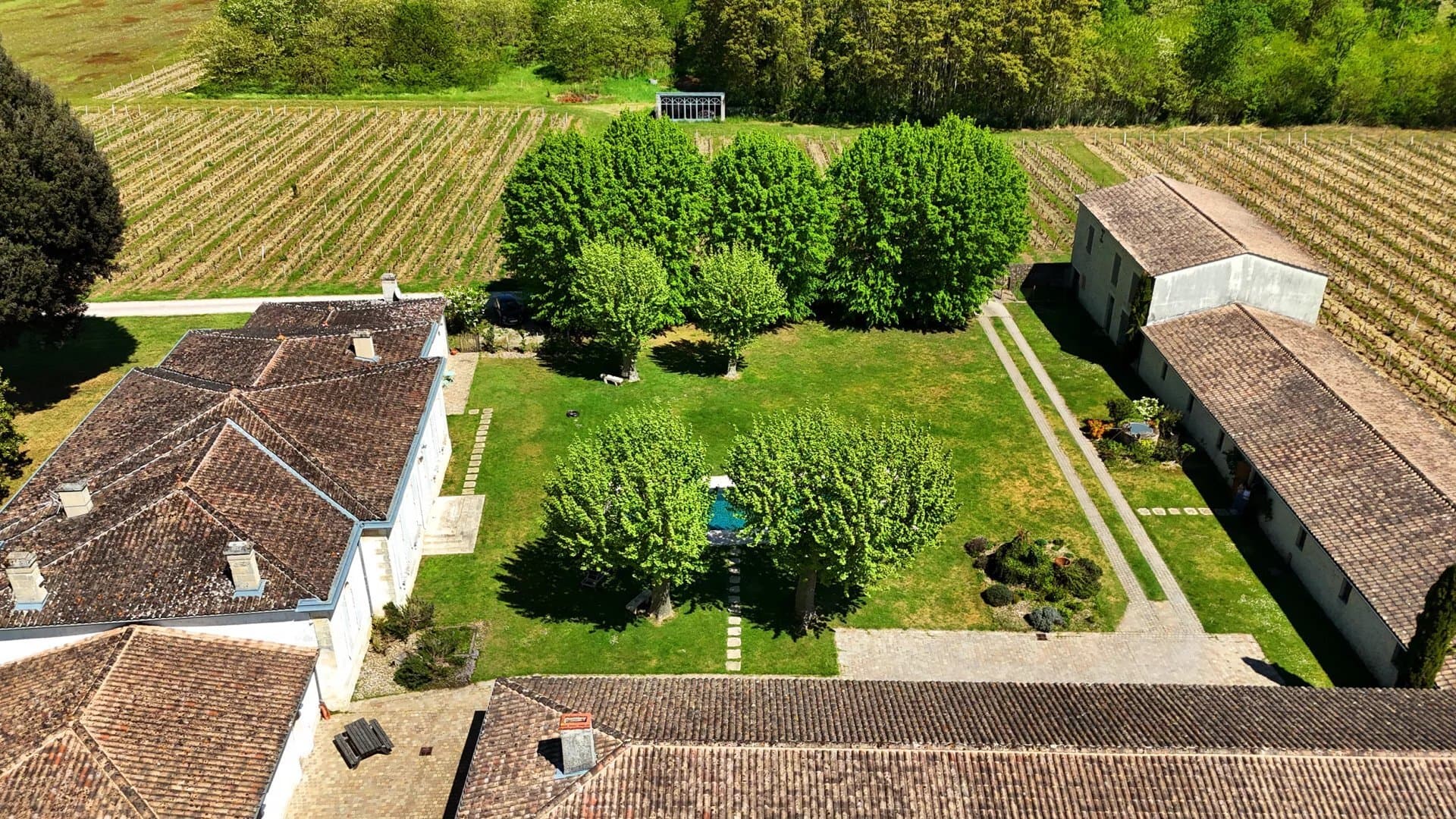 Exceptional 18th Century Château With Vineyard And Versatile Estate 3