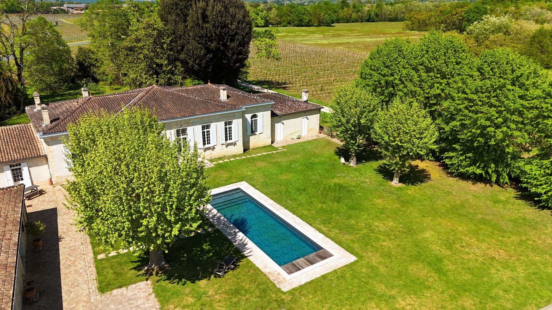 Exceptional 18th Century Château With Vineyard And Versatile Estate 4