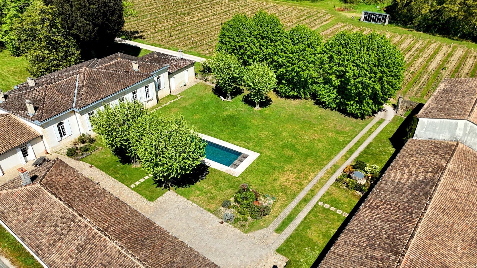 Exceptional 18th Century Château With Vineyard And Versatile Estate 5