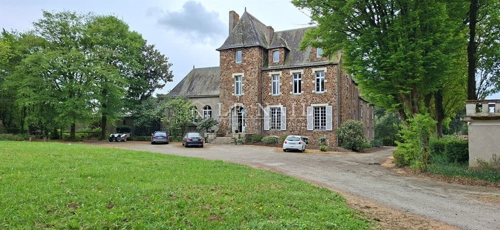 Château with Equestrian Facilities and Guest House Near Nantes