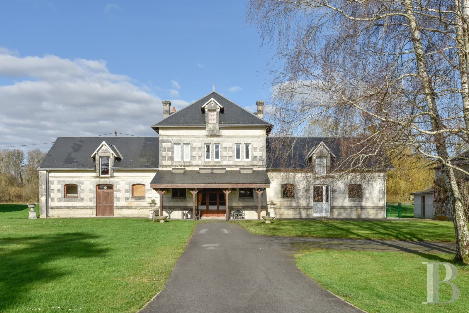 19th Century Château With Lake And Heated Swimming Pool 2