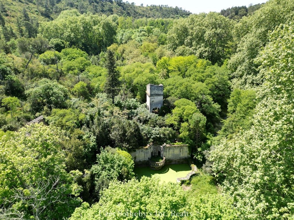 Historic Castle with 5 Bedrooms and 10 Acres in Uzès 3