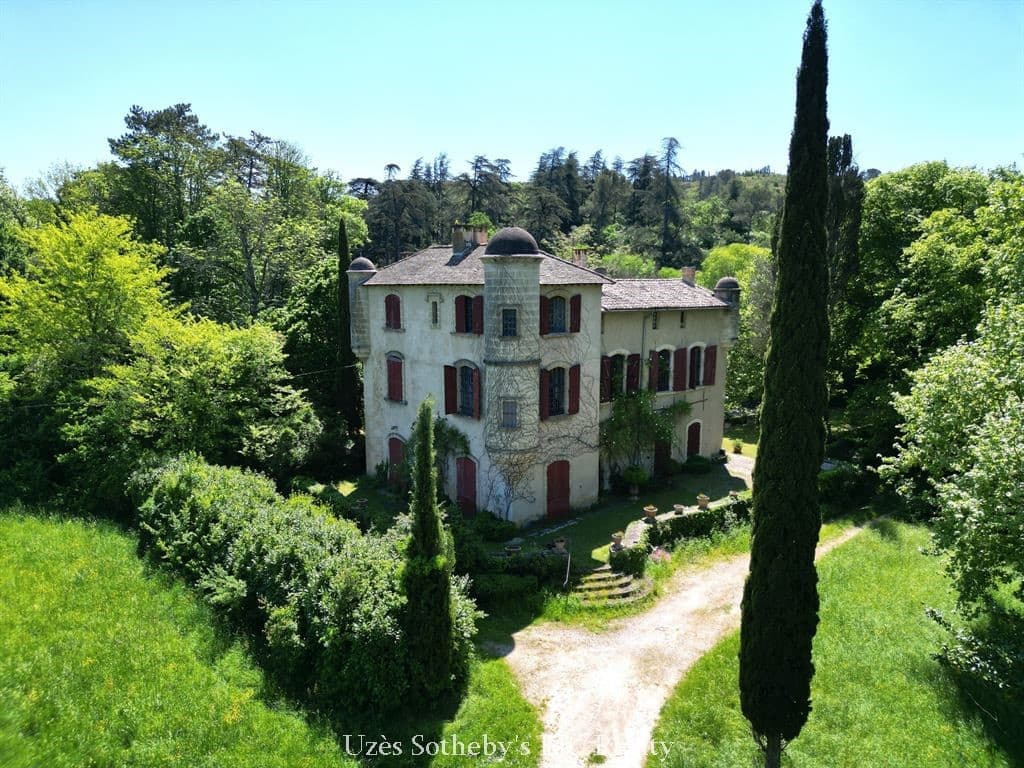 Historic Castle with 5 Bedrooms and 10 Acres in Uzès 4