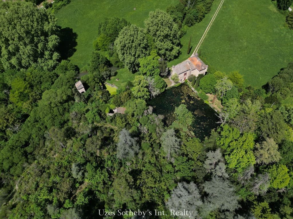 Historic Castle with 5 Bedrooms and 10 Acres in Uzès 4