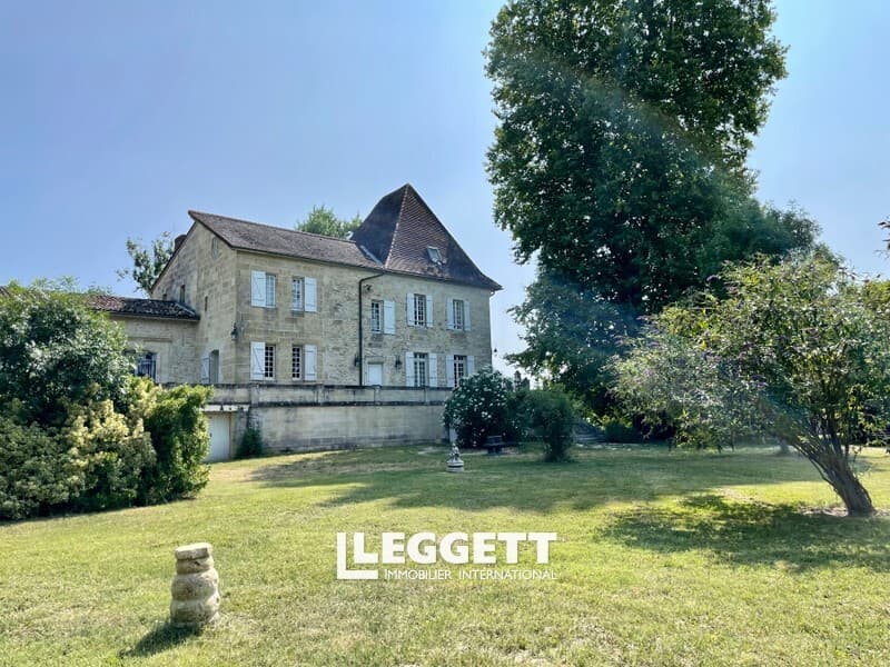 Exceptional Château With River Views And 600 Years Of History — Château for sale in Gironde, France