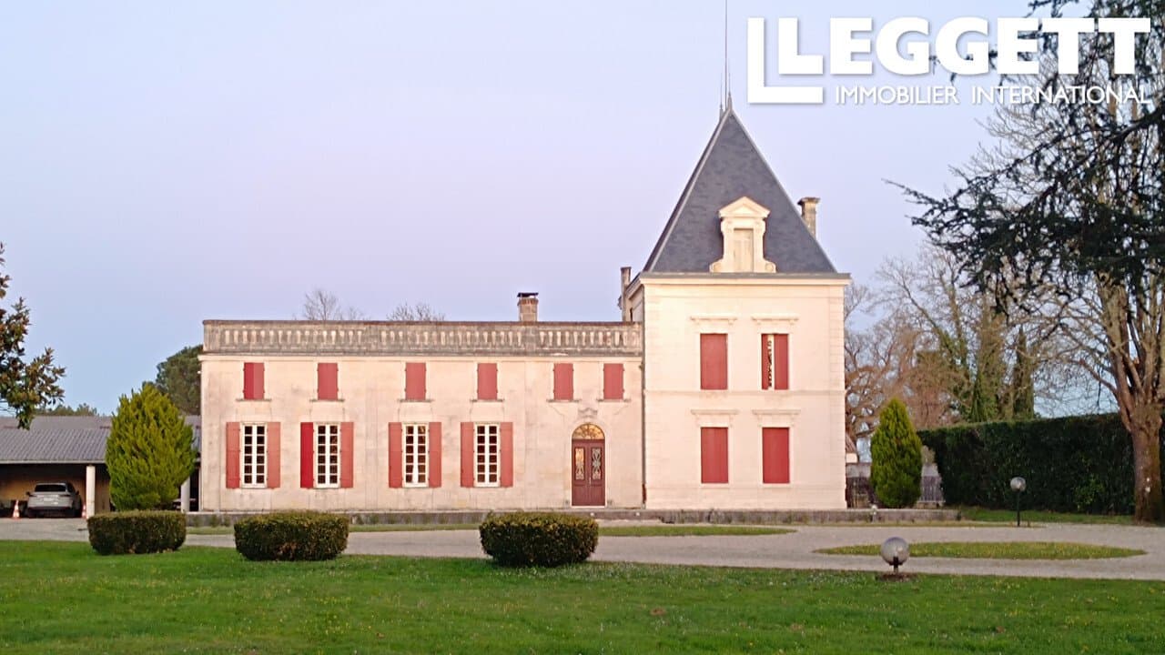 Elegant 18th Century Château With Janitor's Cottage And Swimming Pool — Château for sale in Gironde, France