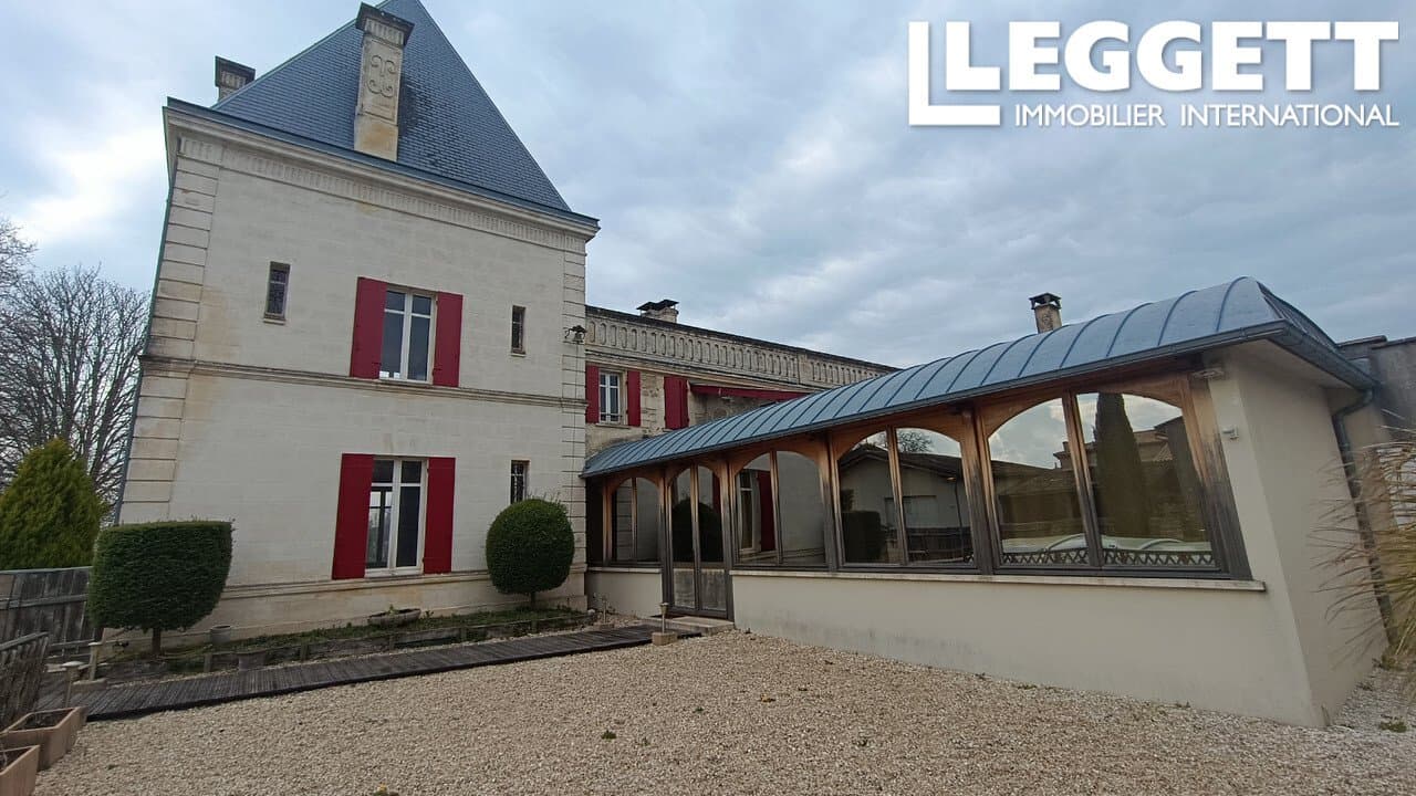 Elegant 18th Century Château With Janitor's Cottage And Swimming Pool 3