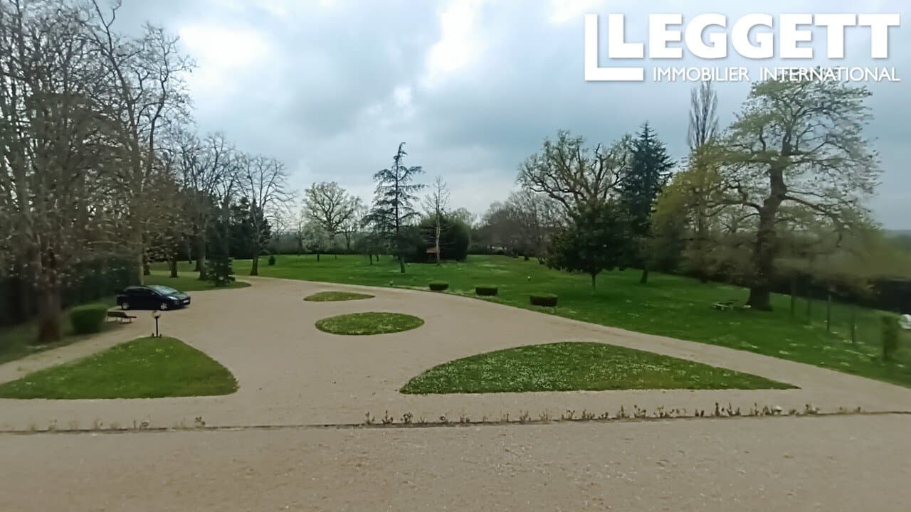 Elegant 18th Century Château With Janitor's Cottage And Swimming Pool 2