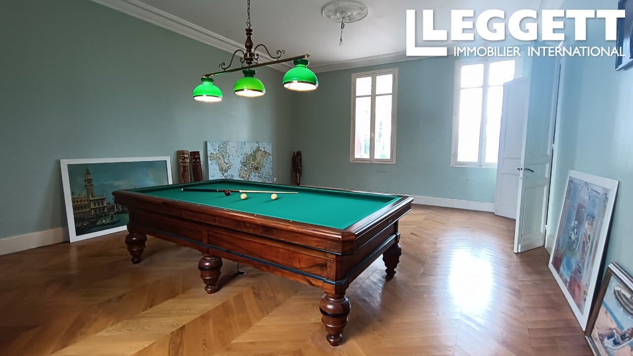 Elegant 18th Century Château With Janitor's Cottage And Swimming Pool 5