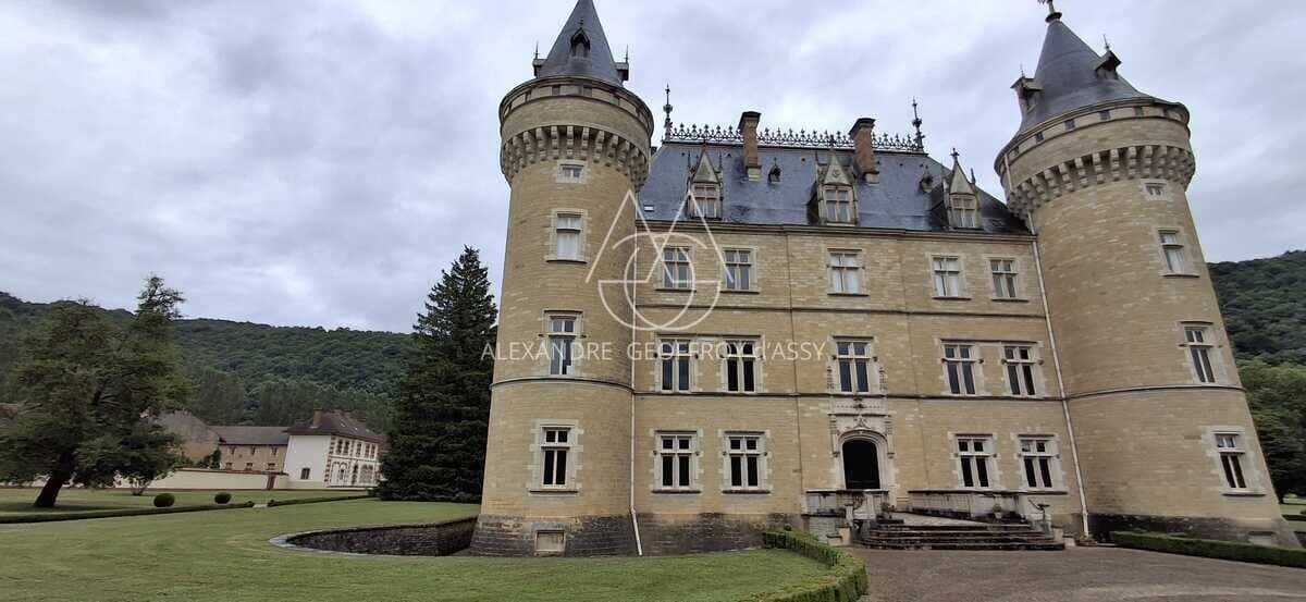 Impressive Castle with 24 Bedrooms and Swimming Pool — in Jura, Bourgogne-Franche-Comté