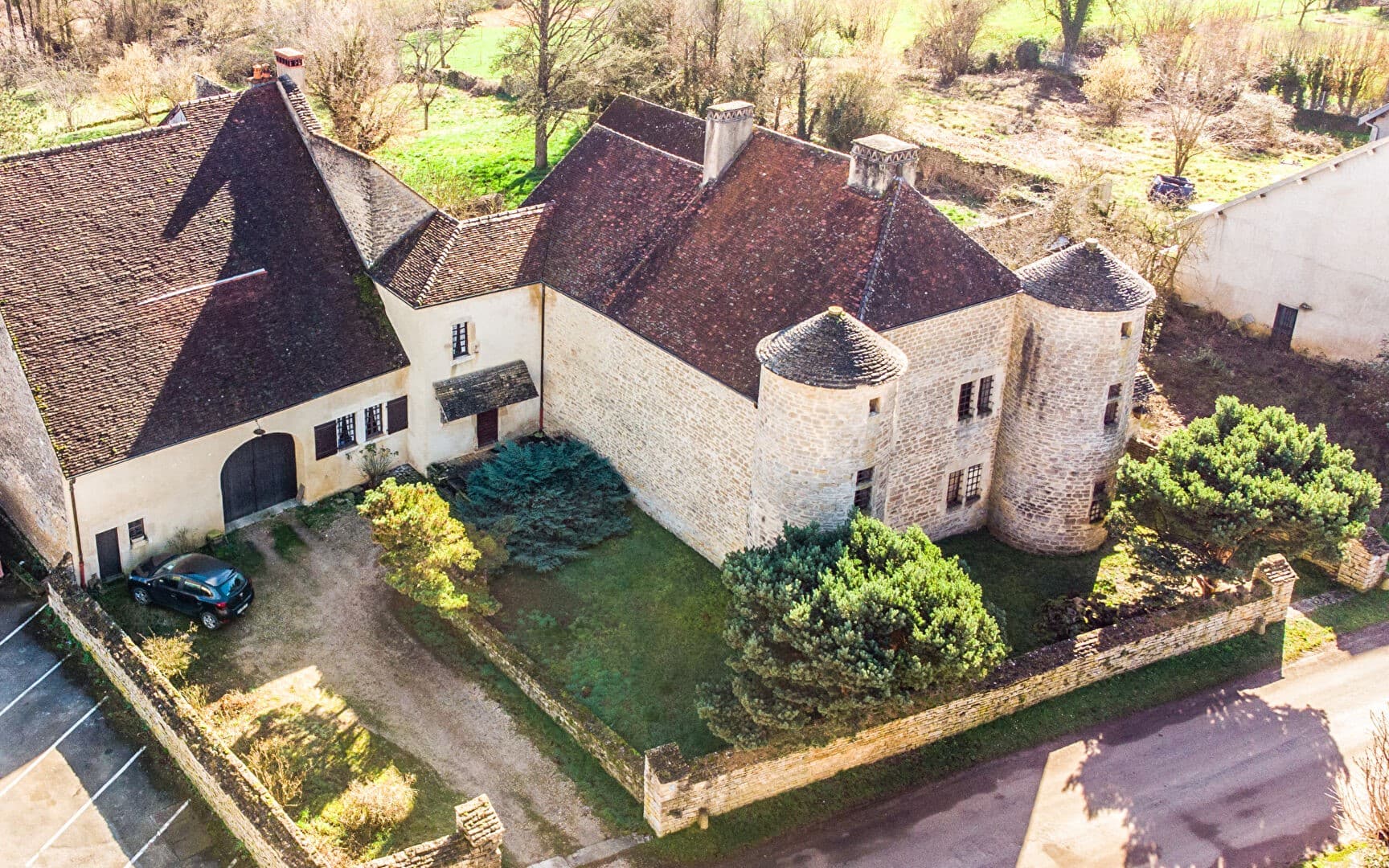 Historic Bailiff's House with Unique Architecture and Expansive Grounds