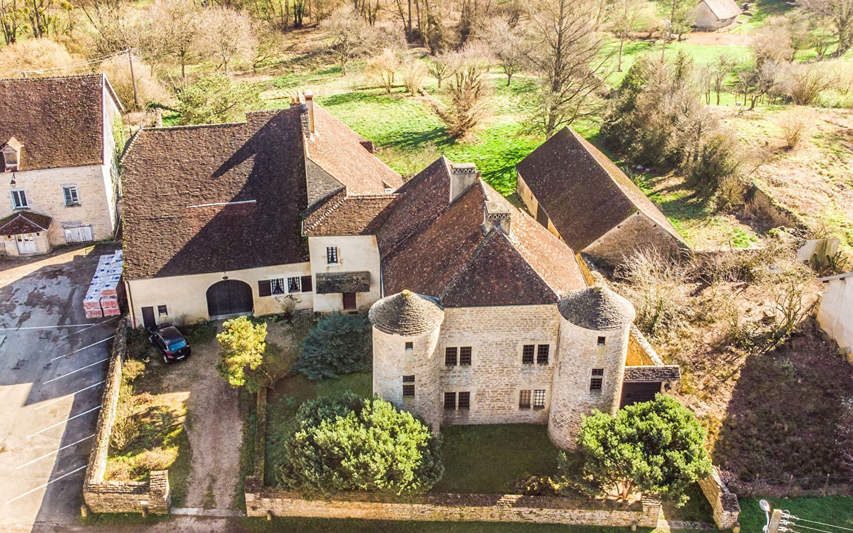 Historic Bailiff's House with Unique Architecture and Expansive Grounds 2