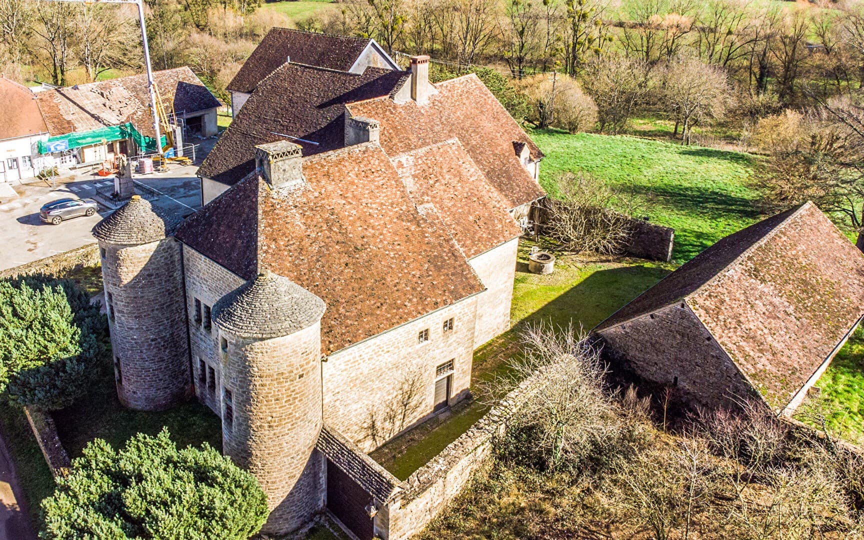 Historic Bailiff's House with Unique Architecture and Expansive Grounds 3
