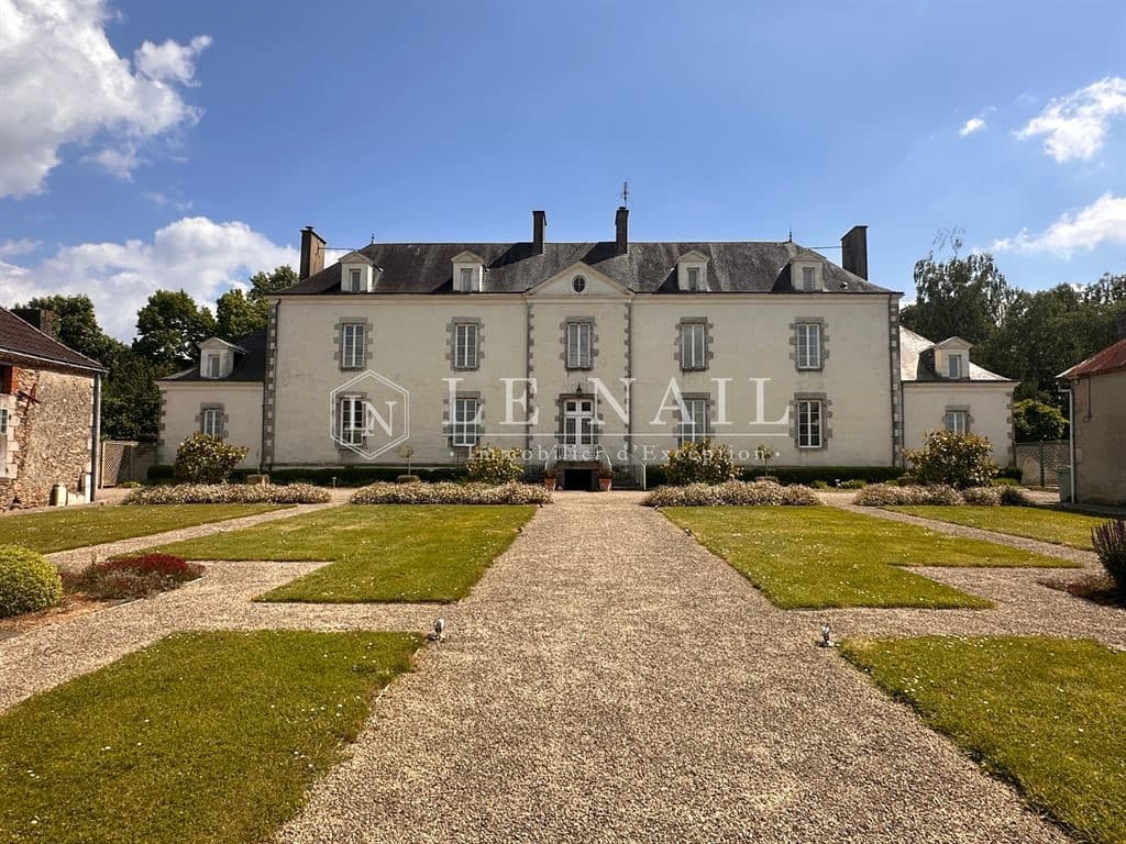 Château with 370 Sqm Living Space and 7 Bedrooms in Vendée — Château for sale