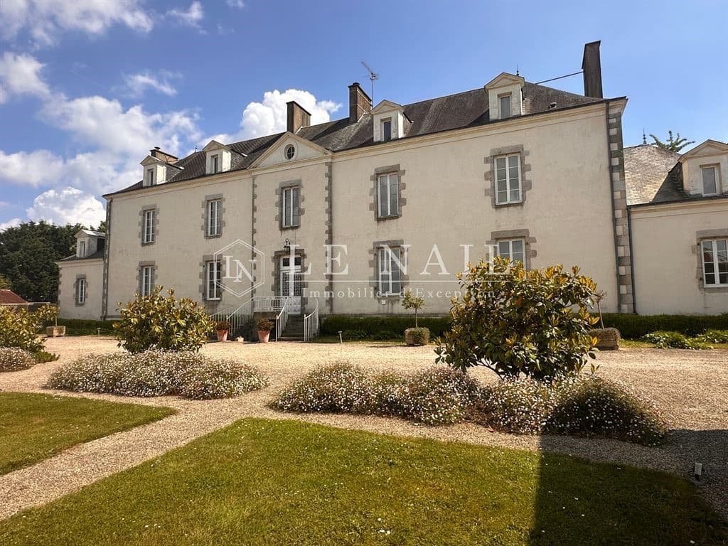 Château with 370 Sqm Living Space and 7 Bedrooms in Vendée 2