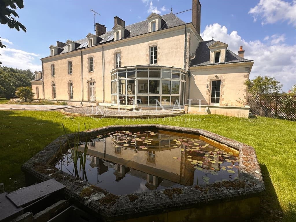 Château with 370 Sqm Living Space and 7 Bedrooms in Vendée 3