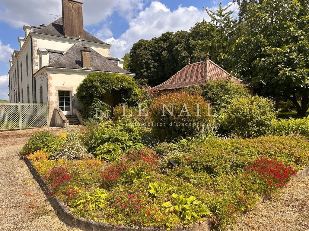Château with 370 Sqm Living Space and 7 Bedrooms in Vendée 4