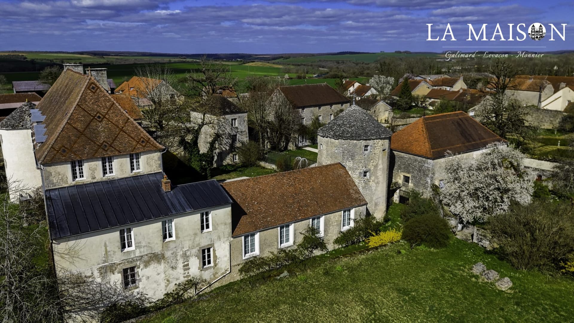 Historic Château With Formal Garden And Modern Comfort — Château for sale in Burgundy, France