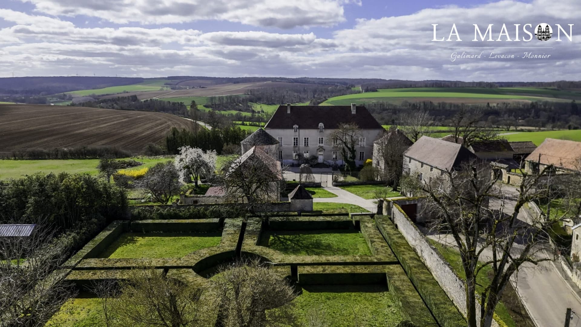 Historic Château With Formal Garden And Modern Comfort 2
