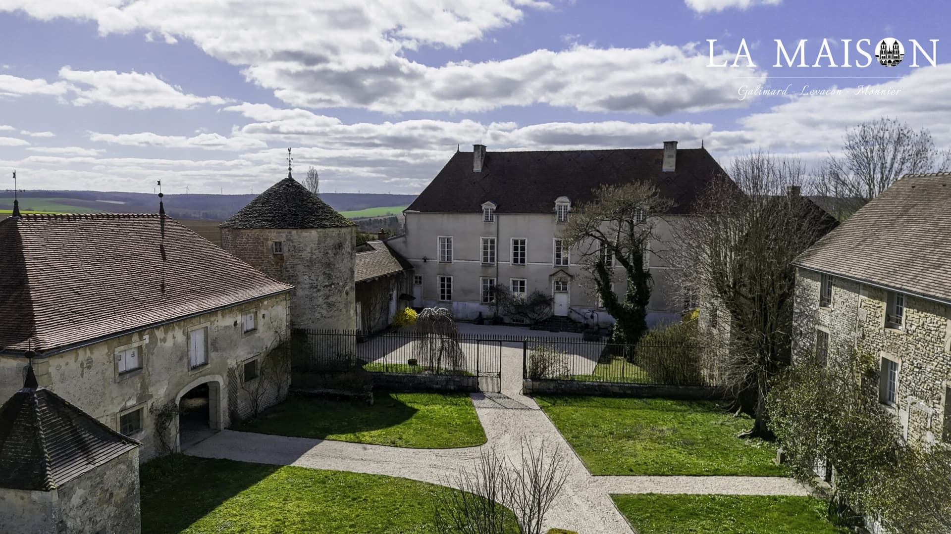 Historic Château With Formal Garden And Modern Comfort 3
