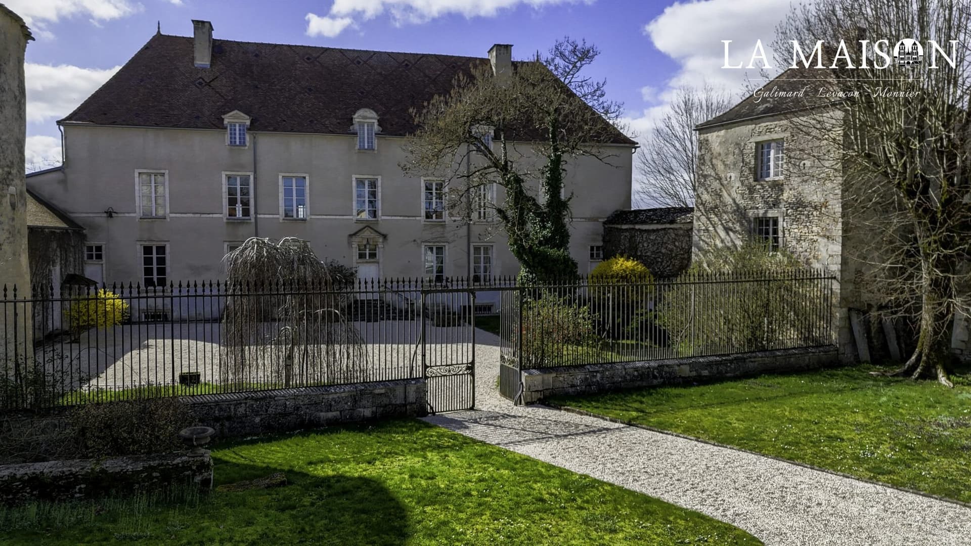Historic Château With Formal Garden And Modern Comfort 4