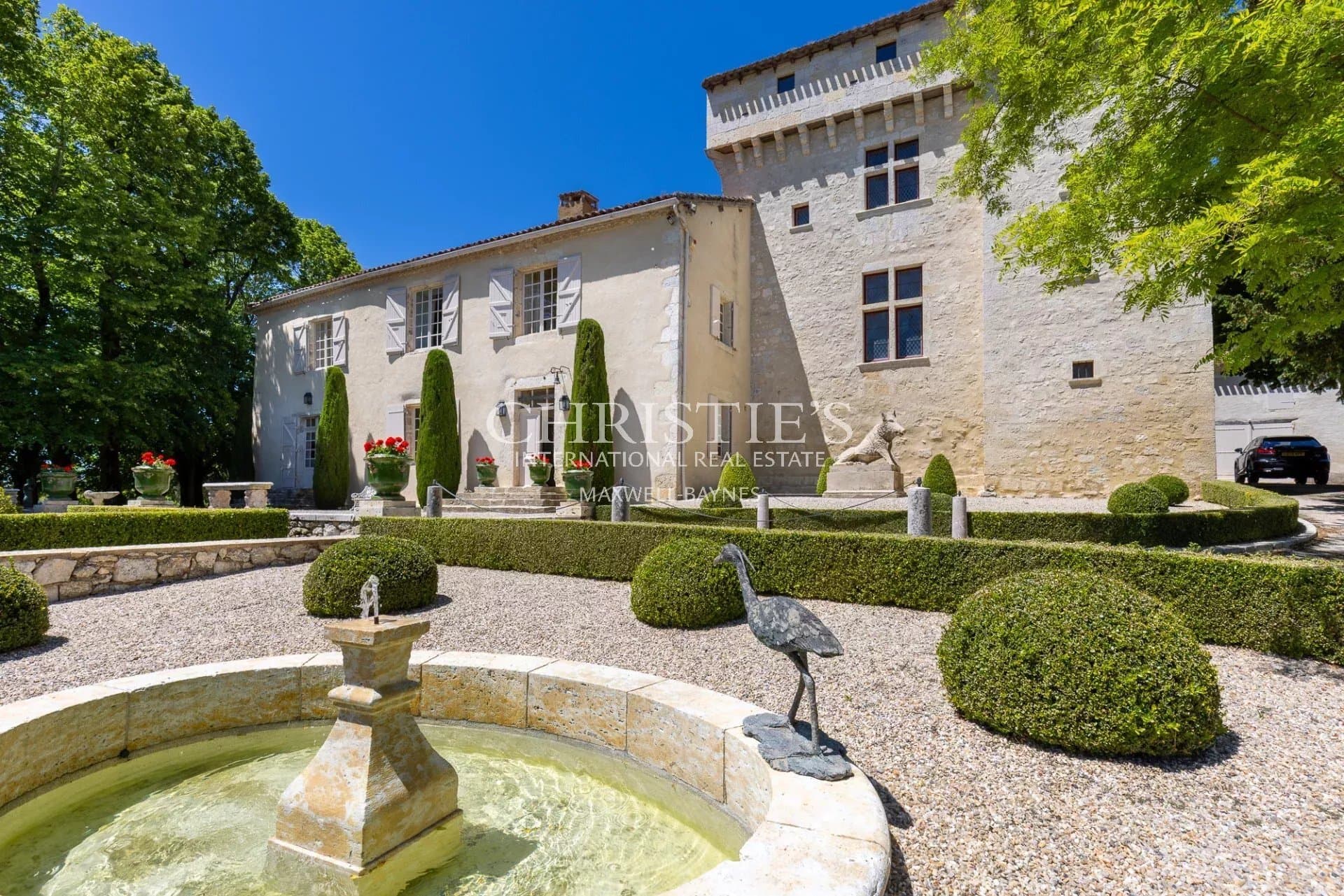 Historic Château With 8 Bedrooms, Games Room, And Heated Swimming Pool — Château for sale in Gers, France