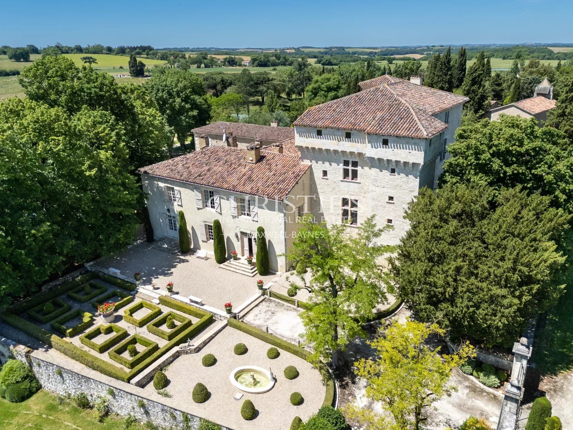 Historic Château With 8 Bedrooms, Games Room, And Heated Swimming Pool 4