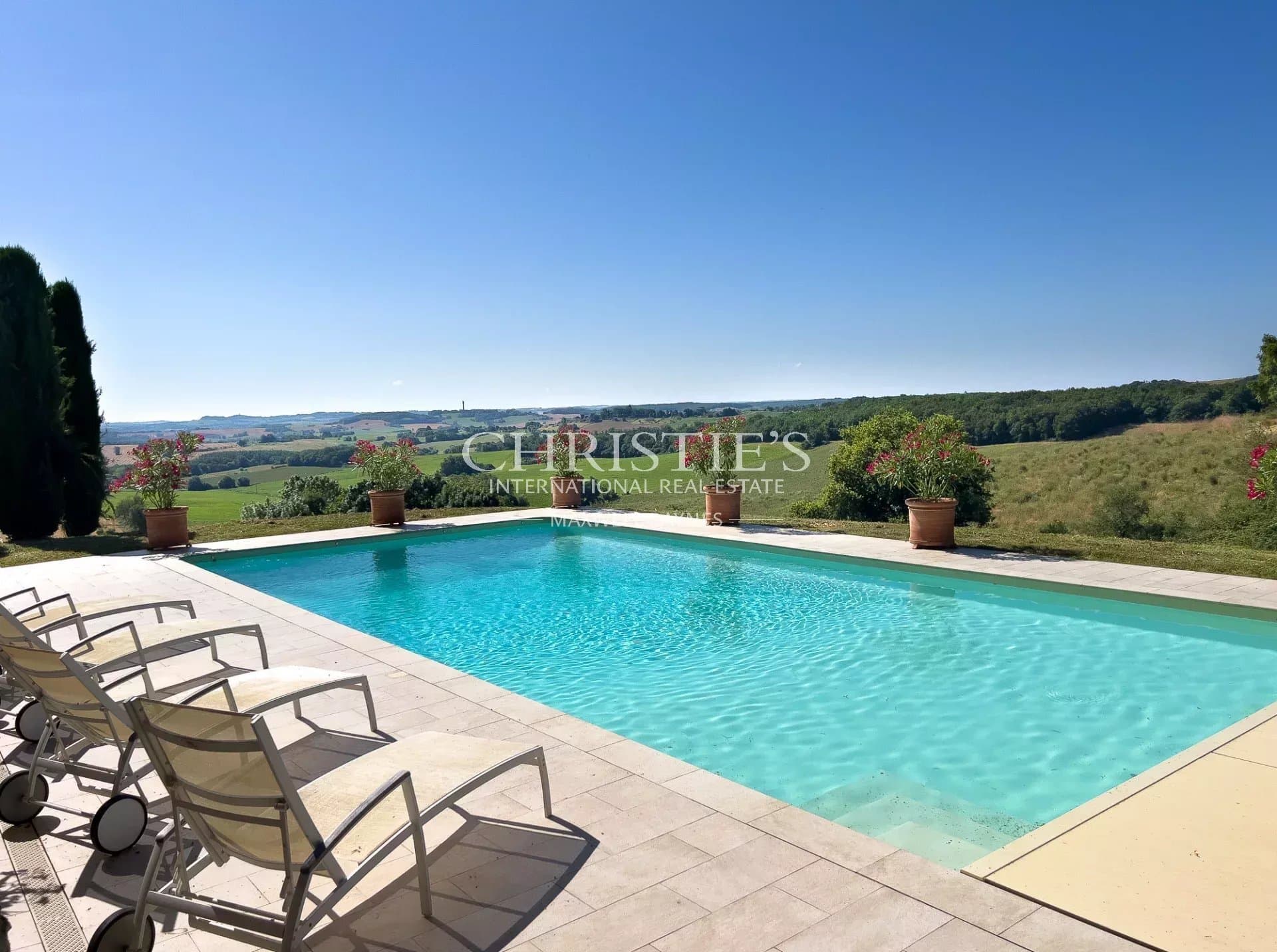 Historic Château With 8 Bedrooms, Games Room, And Heated Swimming Pool 3