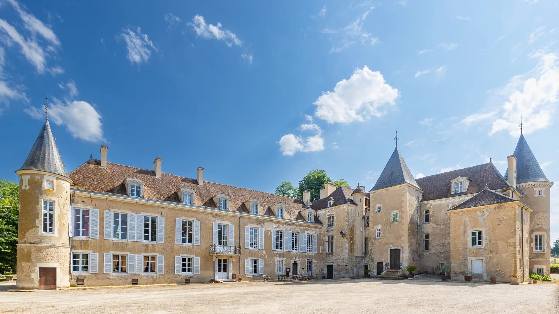 Historic Château with 25 Bedrooms and Expansive Parkland — Château for sale in Burgundy, France