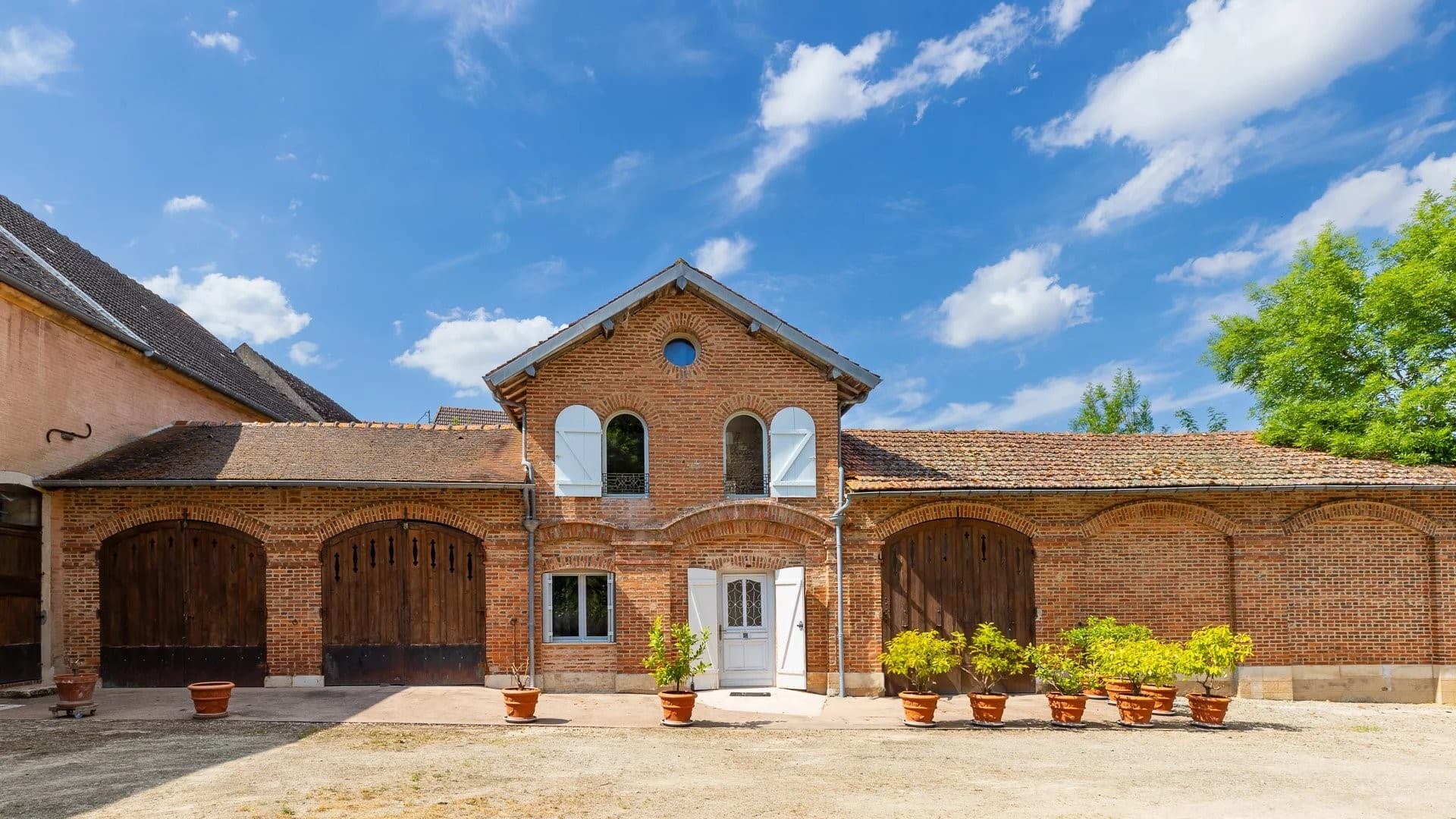 Historic Château with 25 Bedrooms and Expansive Parkland 2