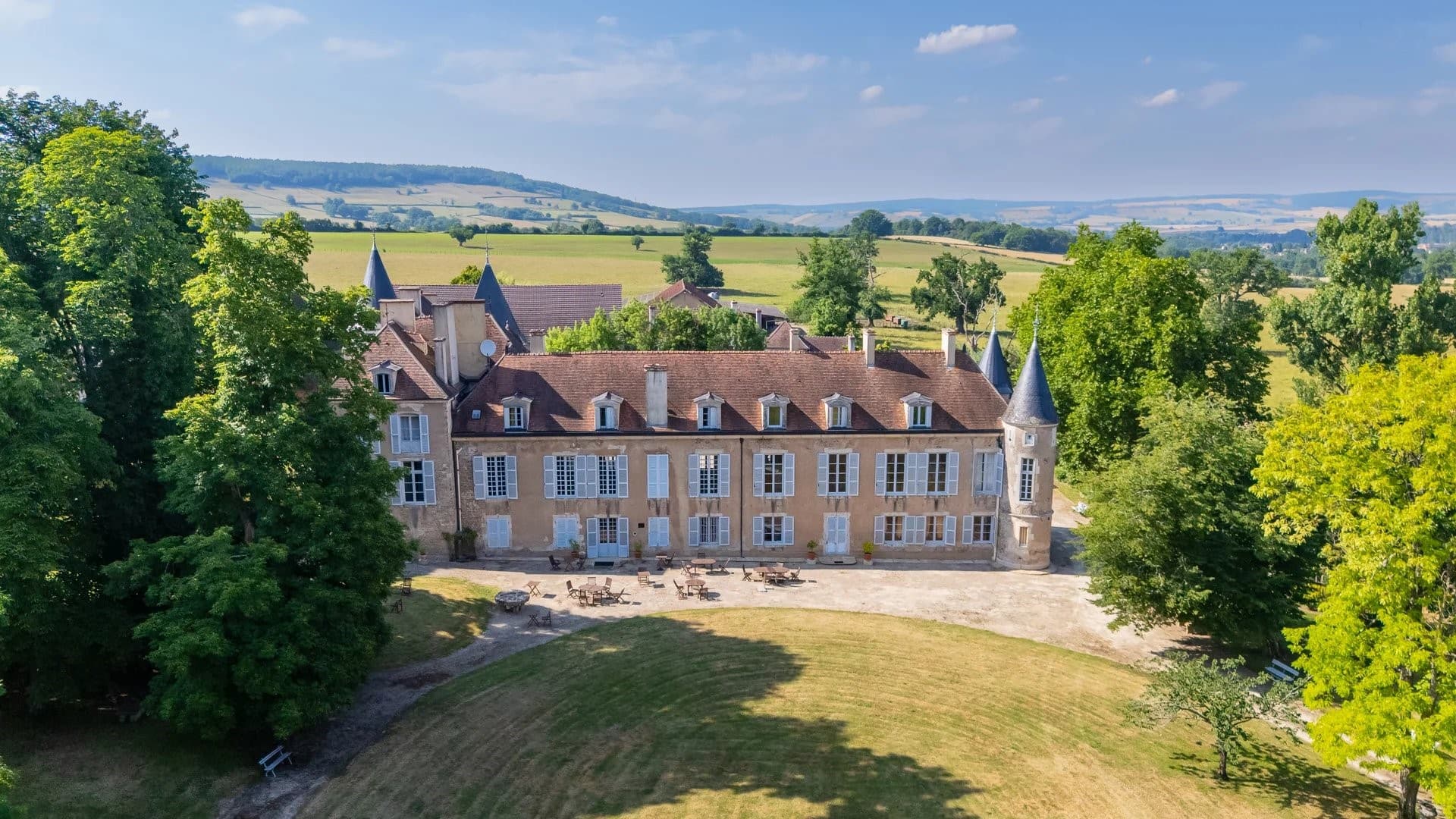Historic Château with 25 Bedrooms and Expansive Parkland 4