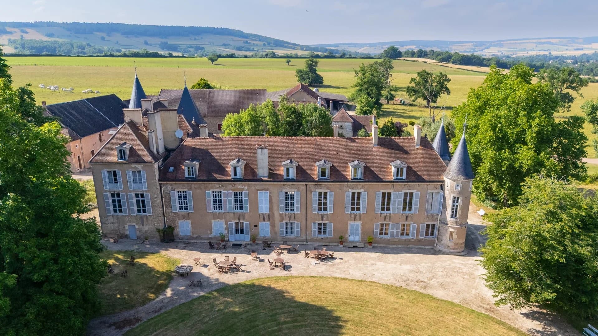 Historic Château with 25 Bedrooms and Expansive Parkland 5
