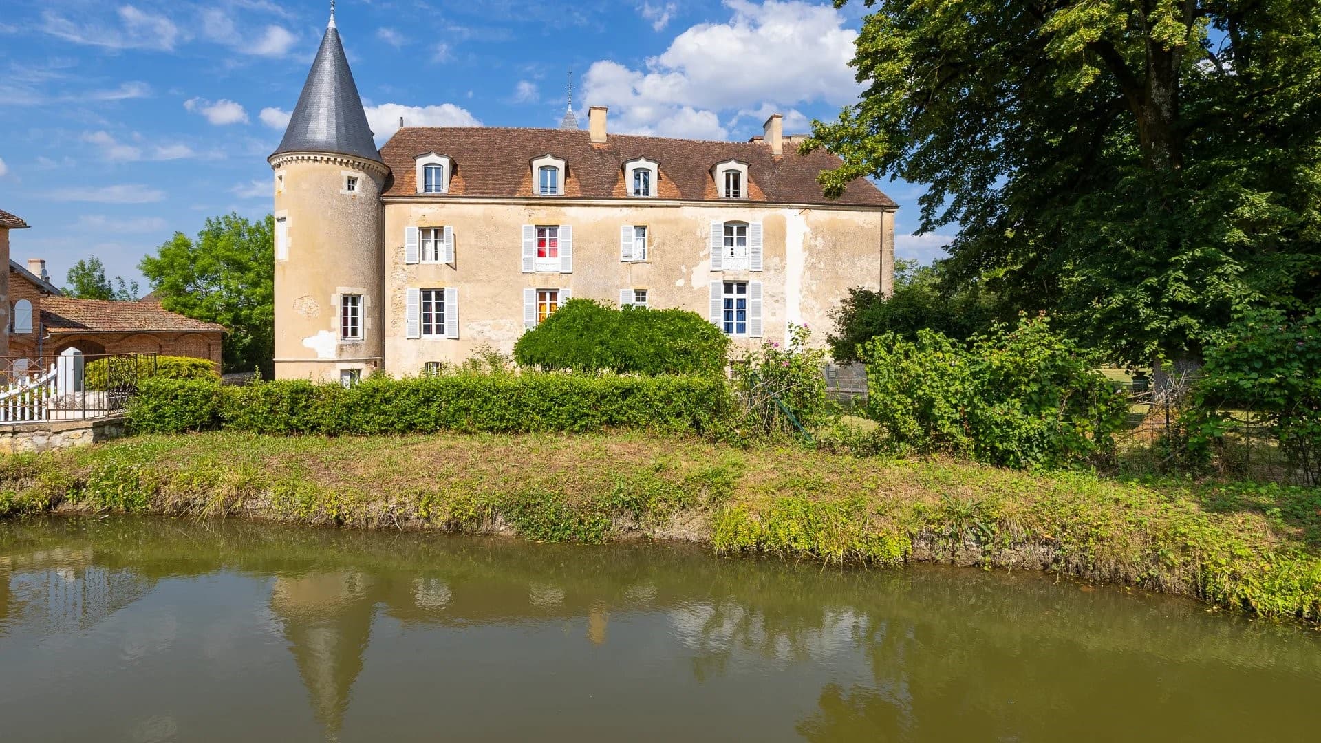 Historic Château with 25 Bedrooms and Expansive Parkland 3