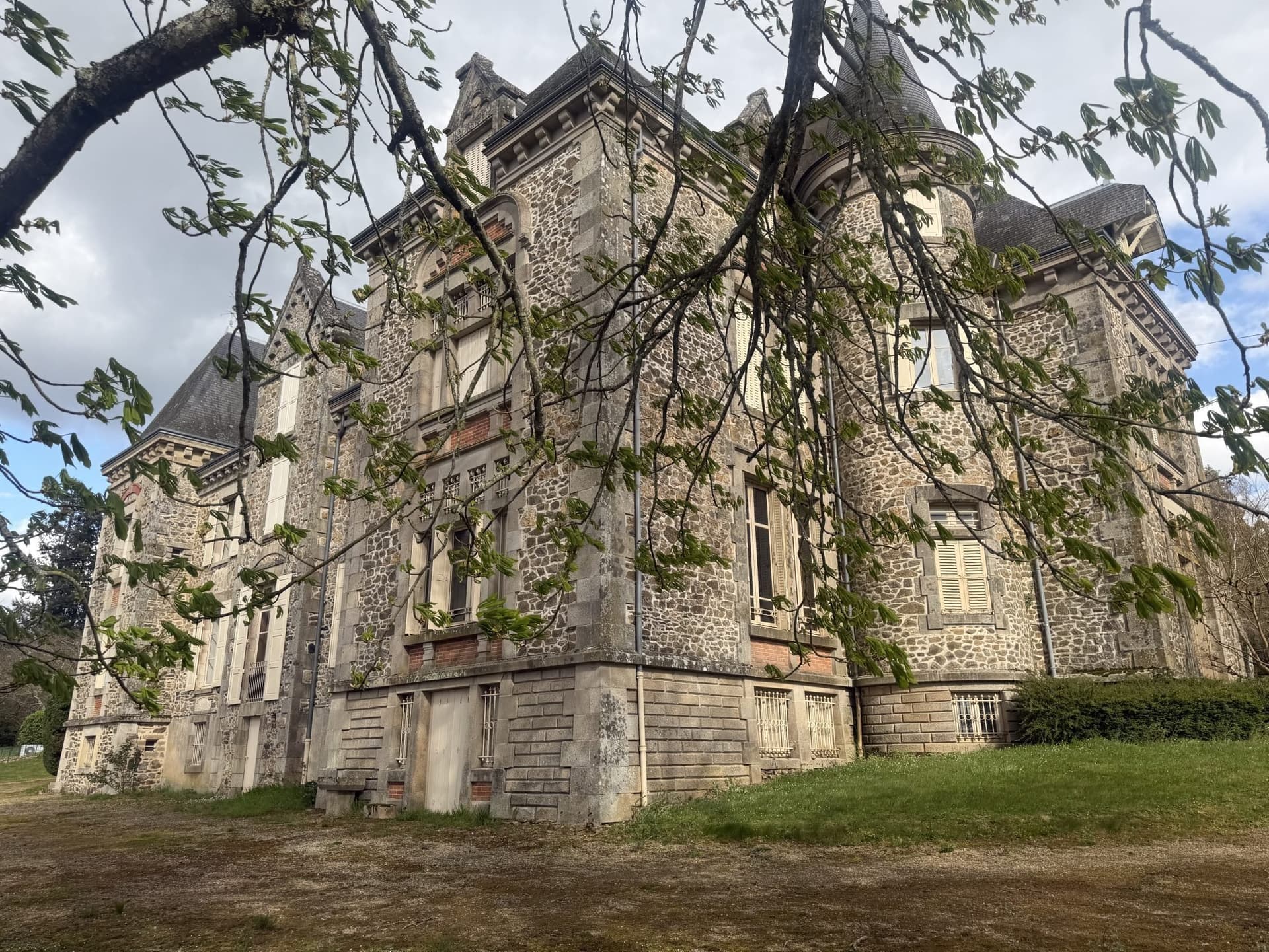 Elegant 19th Century Château With Panoramic Views And Event Potential 3