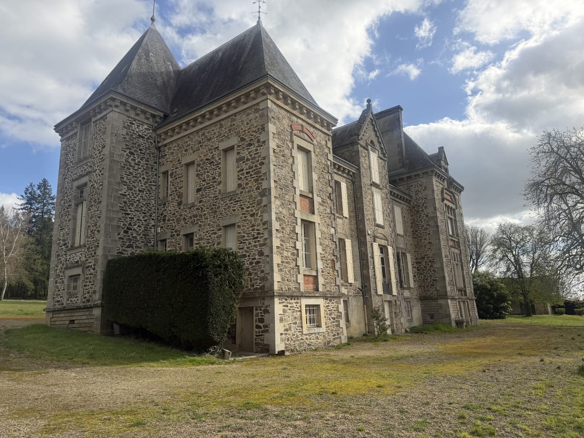 Elegant 19th Century Château With Panoramic Views And Event Potential 4
