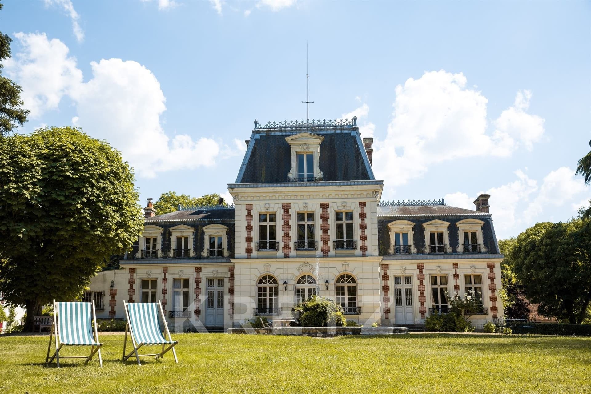 19th Century Château With Extensive Grounds And Multiple Annexes — Château for sale in France