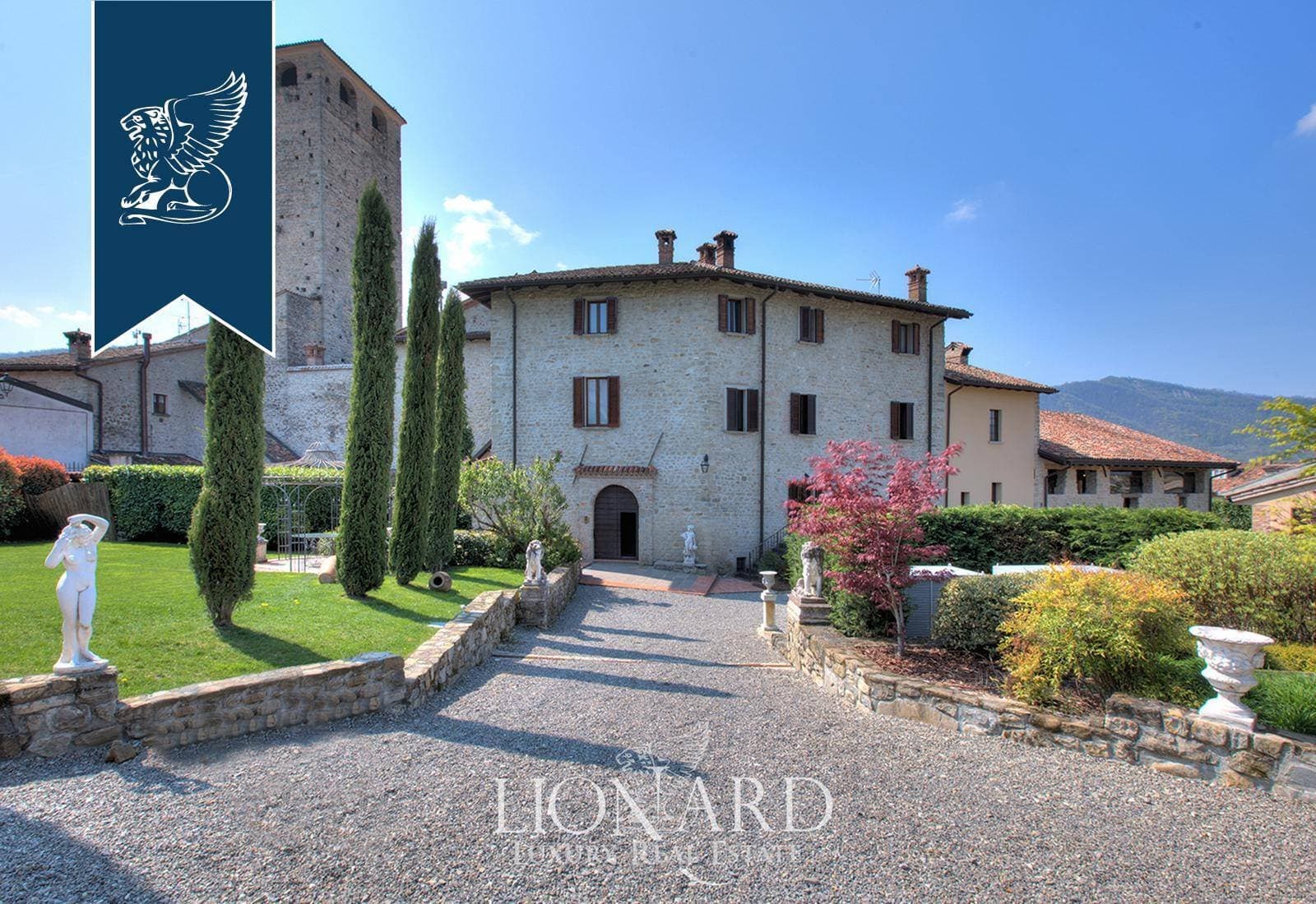 Elegant Castle With Historic Ice House And Beautiful Gardens — in Italy