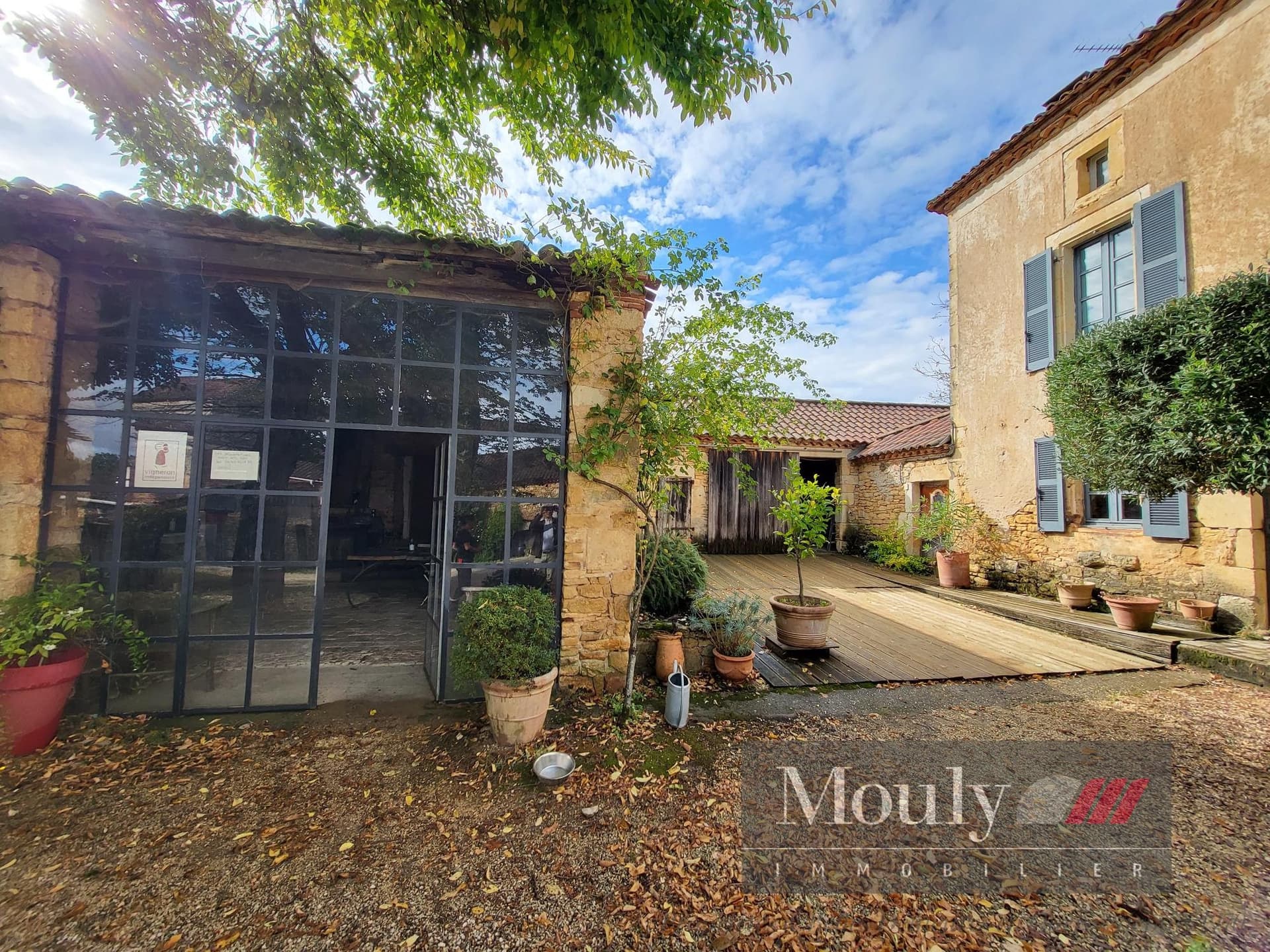 Charming Vineyard Property with Guest House and Extensive Agricultural Facilities 5