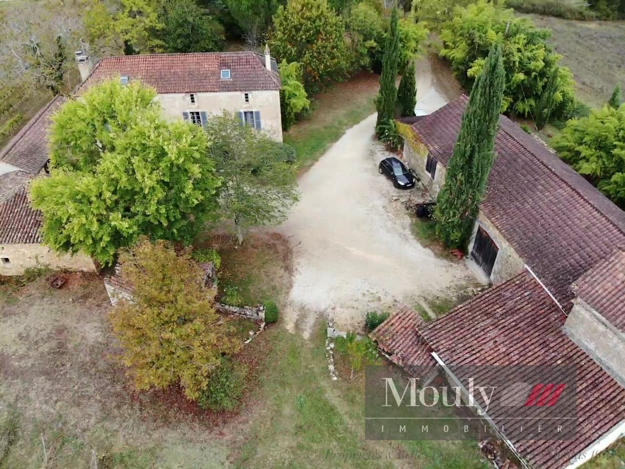 Charming Vineyard Property with Guest House and Extensive Agricultural Facilities 4