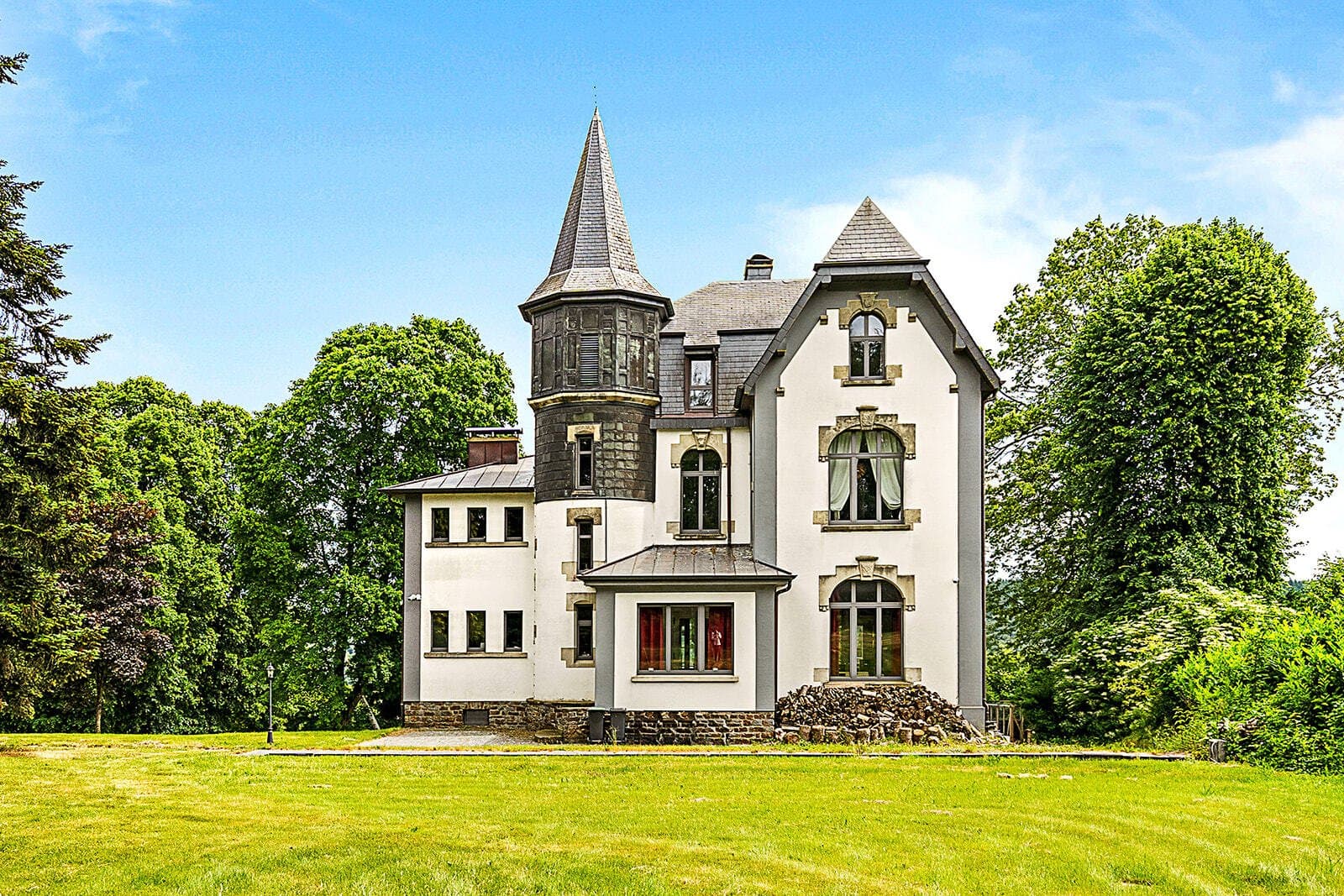 Elegant 1908 Manor House With Modern Amenities On A 1.2 Hectare Estate
