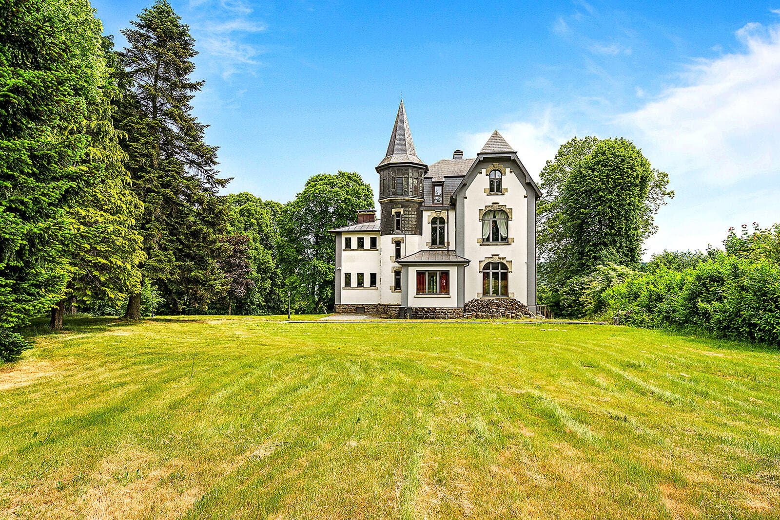 Elegant 1908 Manor House With Modern Amenities On A 1.2 Hectare Estate 2