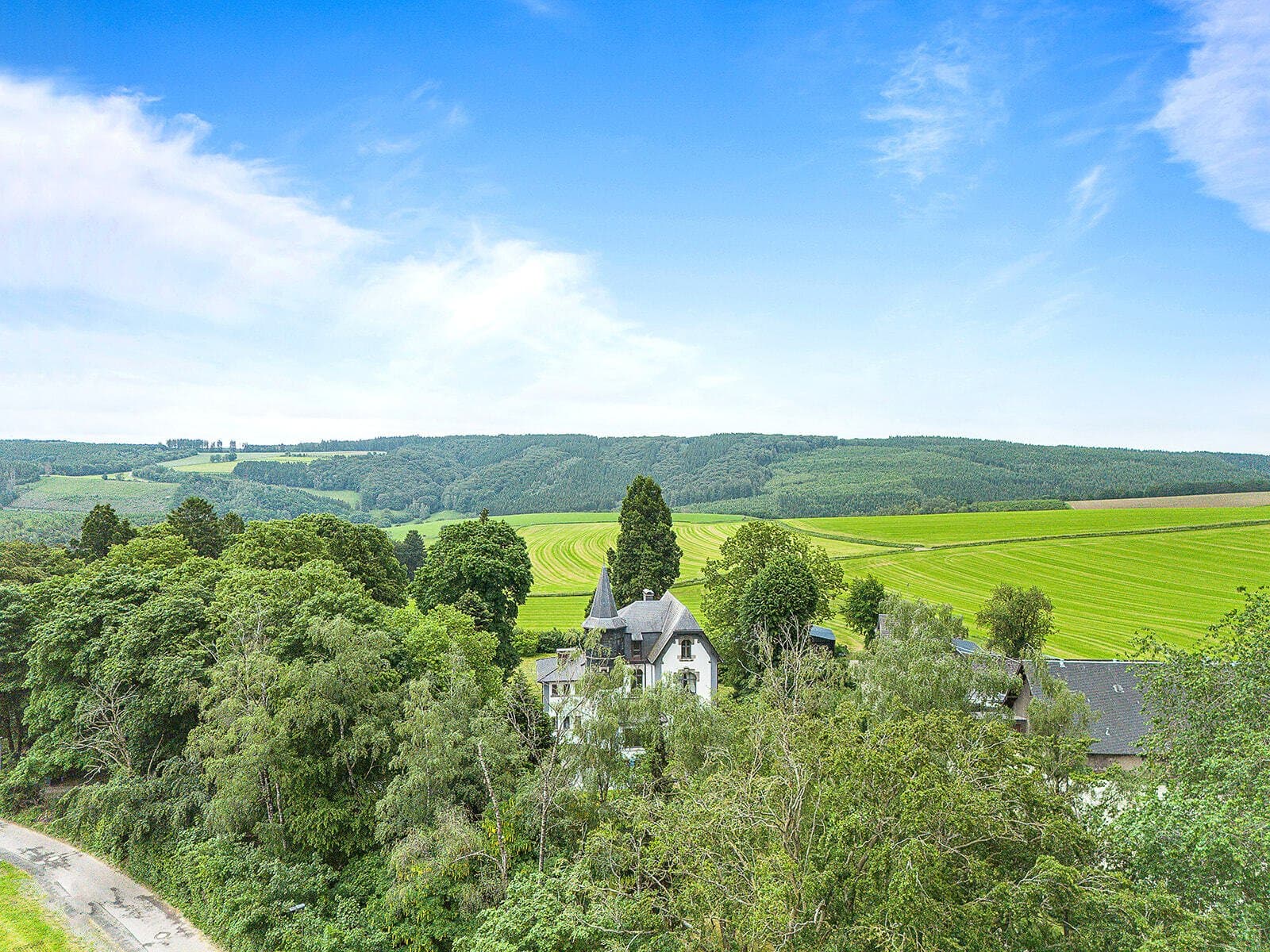 Elegant 1908 Manor House With Modern Amenities On A 1.2 Hectare Estate 5