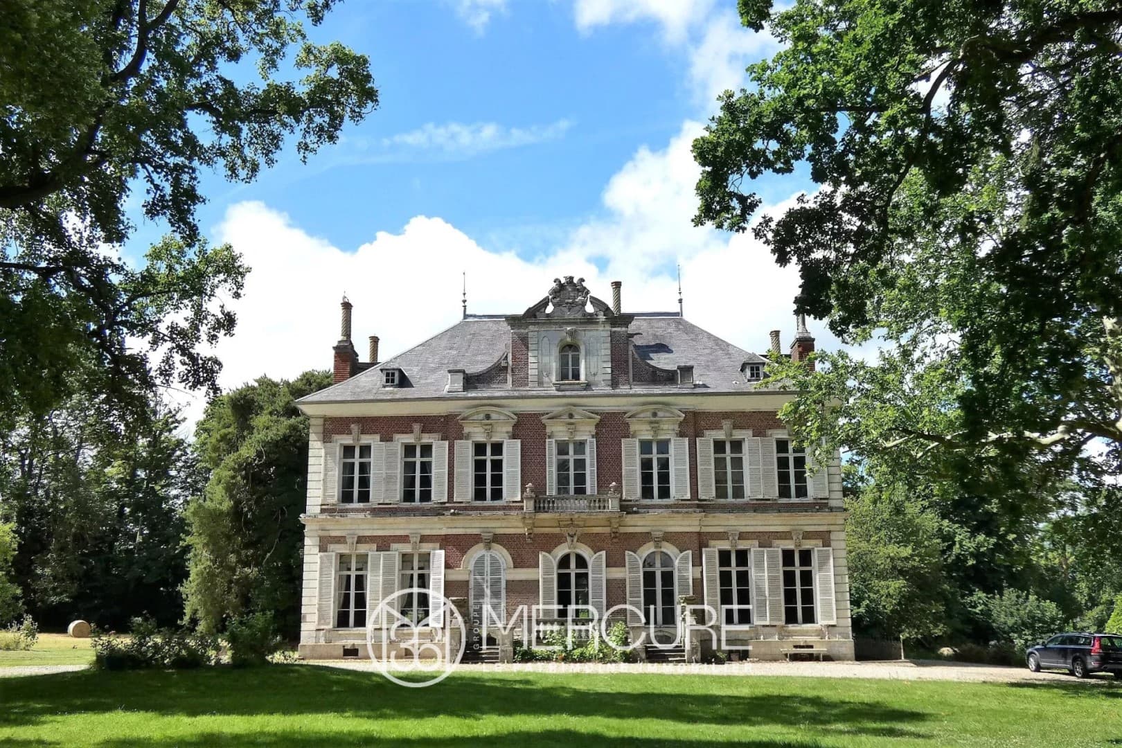 Elegant 18th Century Château With Extensive Grounds — Château for sale in Hauts-de-France, France