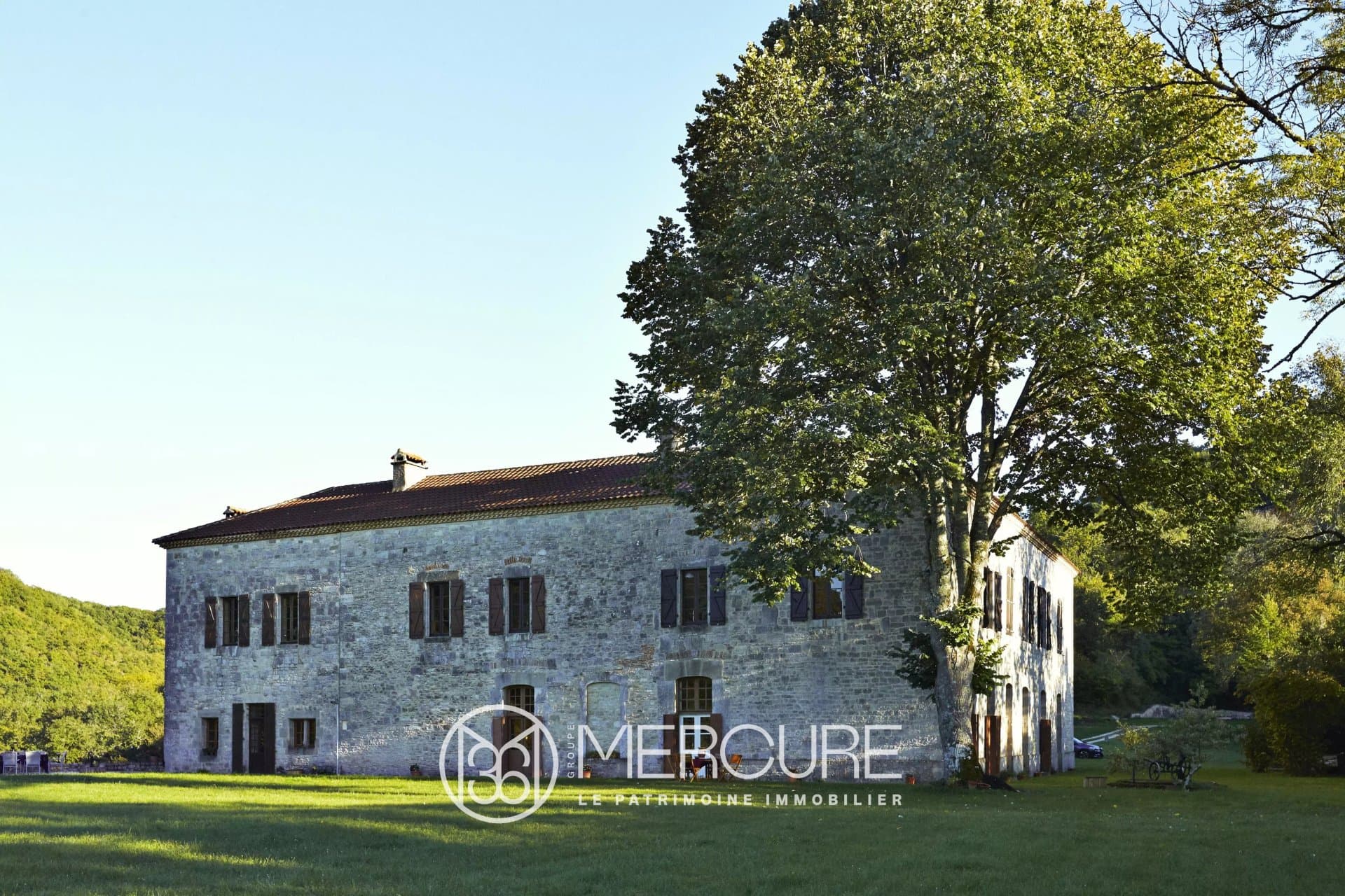 Exceptional Castle with 10 Bedrooms and 150 Hectares of Land 5