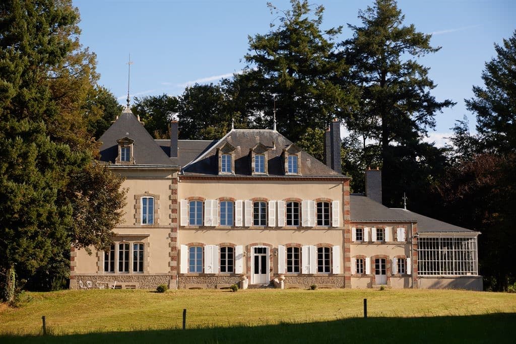 Château with Guest House and Pool in the Heart of Vendée — Château for sale in Vendée, France