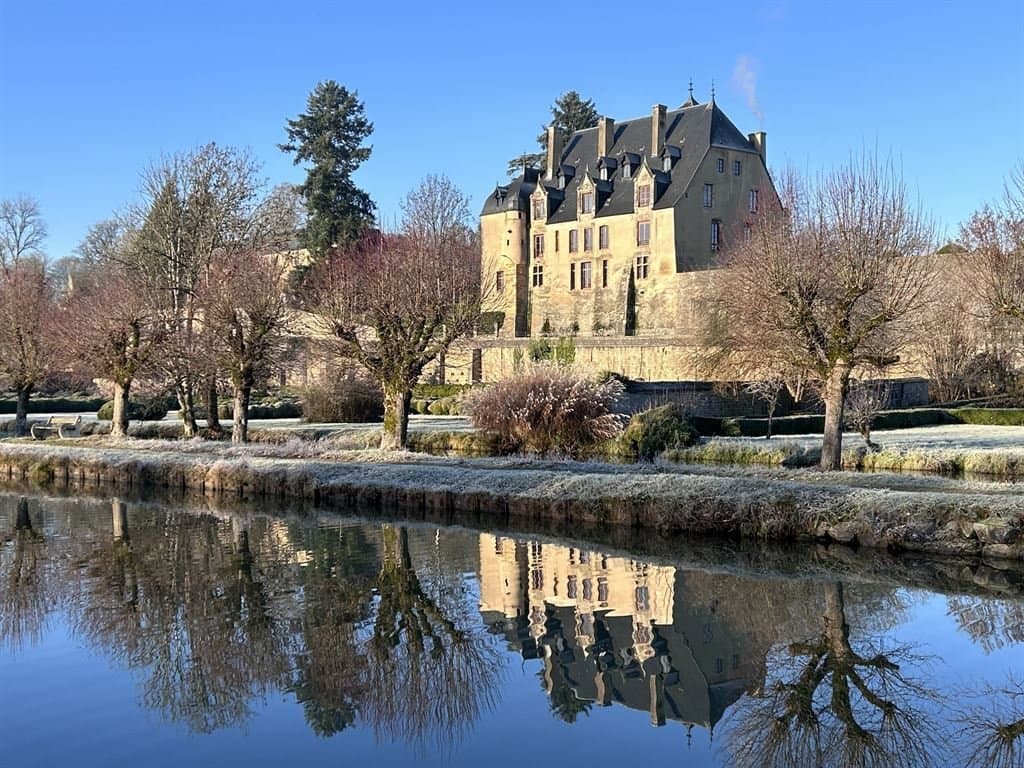 Historic Château With Stunning Gardens And Defence Tower In Burgundy 4