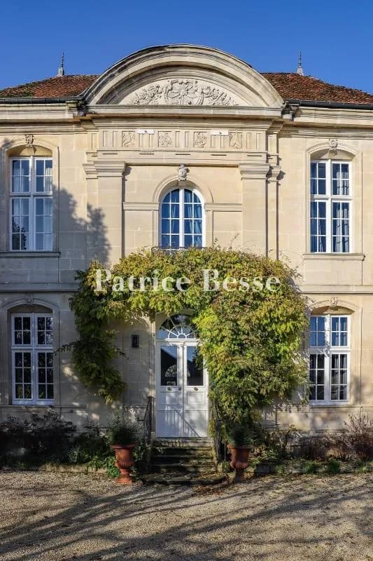 Elegant 18th Century Residence With Garden And Swimming Pool