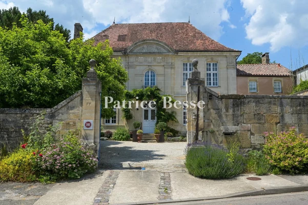 Elegant 18th Century Residence With Garden And Swimming Pool 2