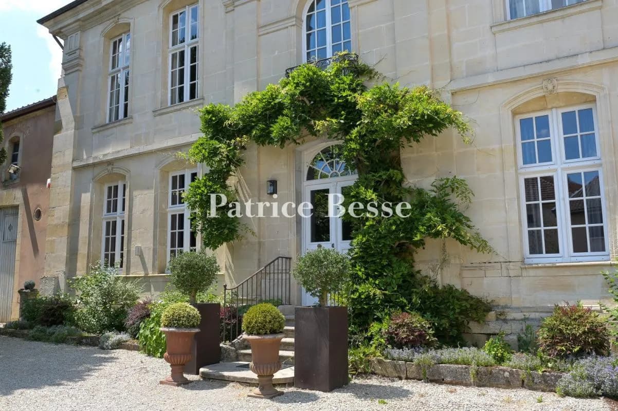 Elegant 18th Century Residence With Garden And Swimming Pool 3